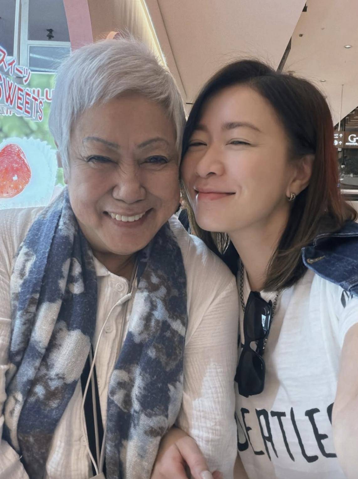 原創(chuàng)佘詩(shī)曼陪家人出國(guó)旅游，45歲弟弟罕露臉有型有款，姐弟倆長(zhǎng)得不像