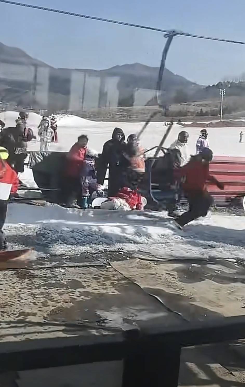 遼陽一滑雪場纜車突然快速倒行，游客緊急跳下避險，雪場：索道故障，目前正在維修