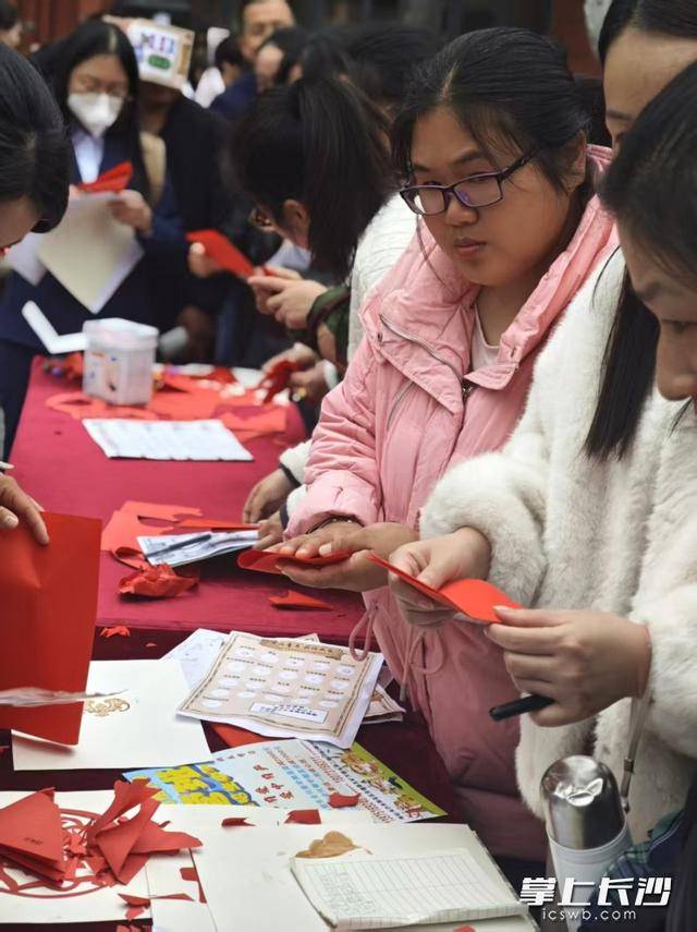 家長變“小學生”！萬境小學體驗式家長會讓教育回歸童心