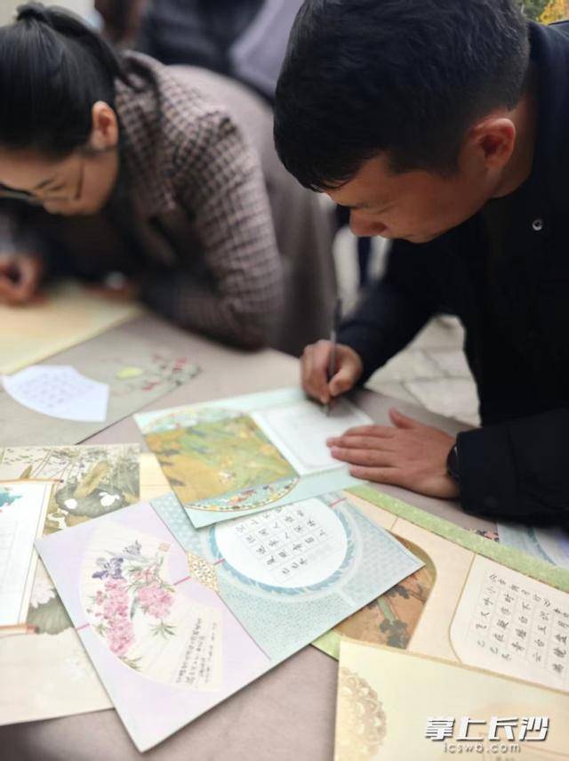 家長變“小學生”！萬境小學體驗式家長會讓教育回歸童心