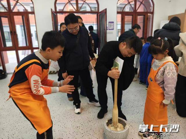 家長變“小學生”！萬境小學體驗式家長會讓教育回歸童心