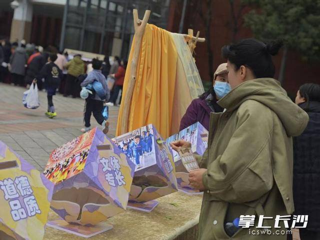 家長變“小學生”！萬境小學體驗式家長會讓教育回歸童心