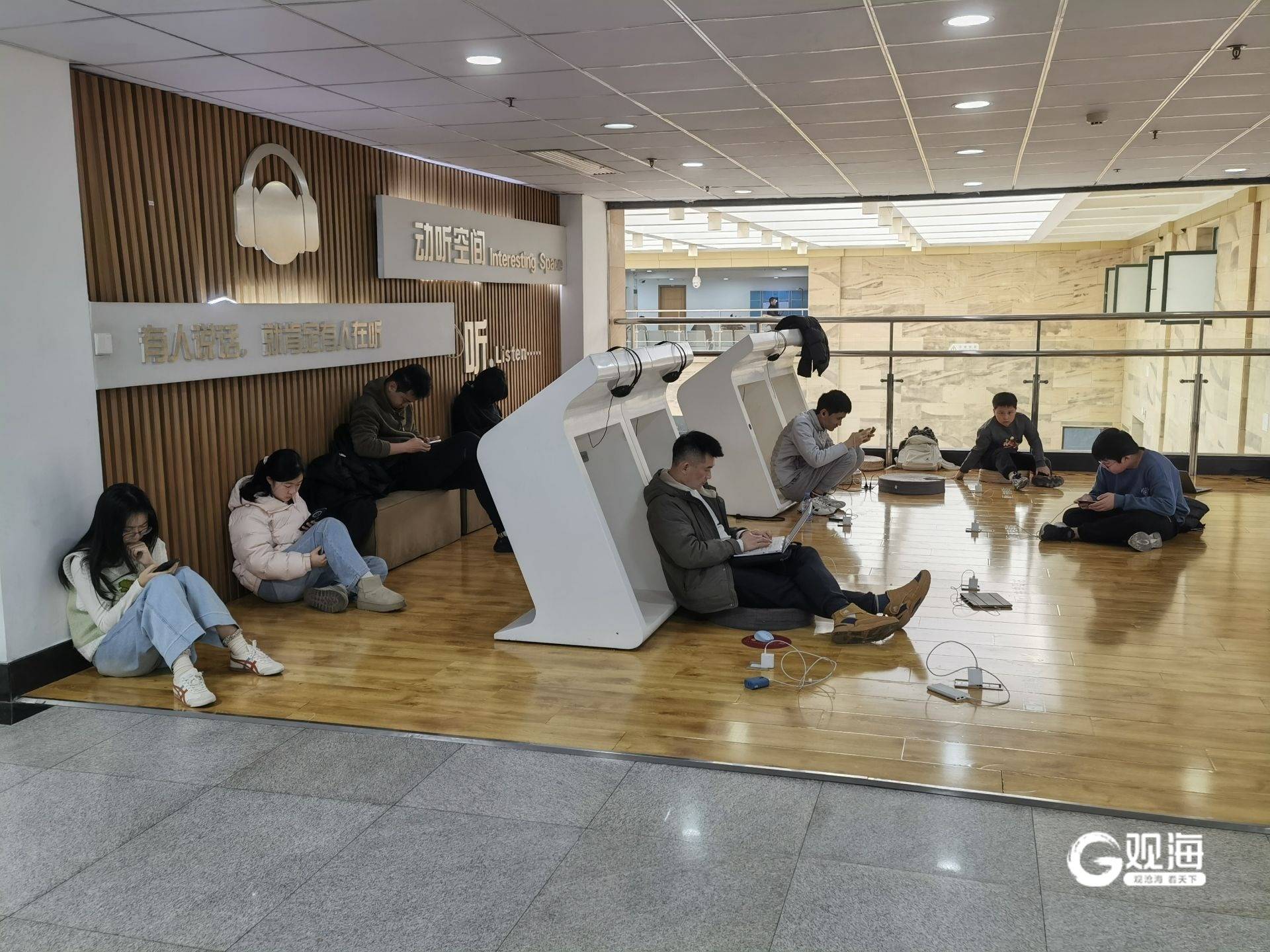 圖書館里，青島市民讀者“充電”迎新春