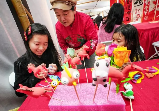 去圖書(shū)館、書(shū)店、廟會(huì)、市集“閱啟新春”，北京年味書(shū)香濃