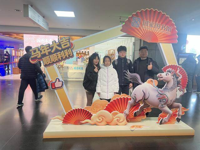 去圖書(shū)館、書(shū)店、廟會(huì)、市集“閱啟新春”，北京年味書(shū)香濃