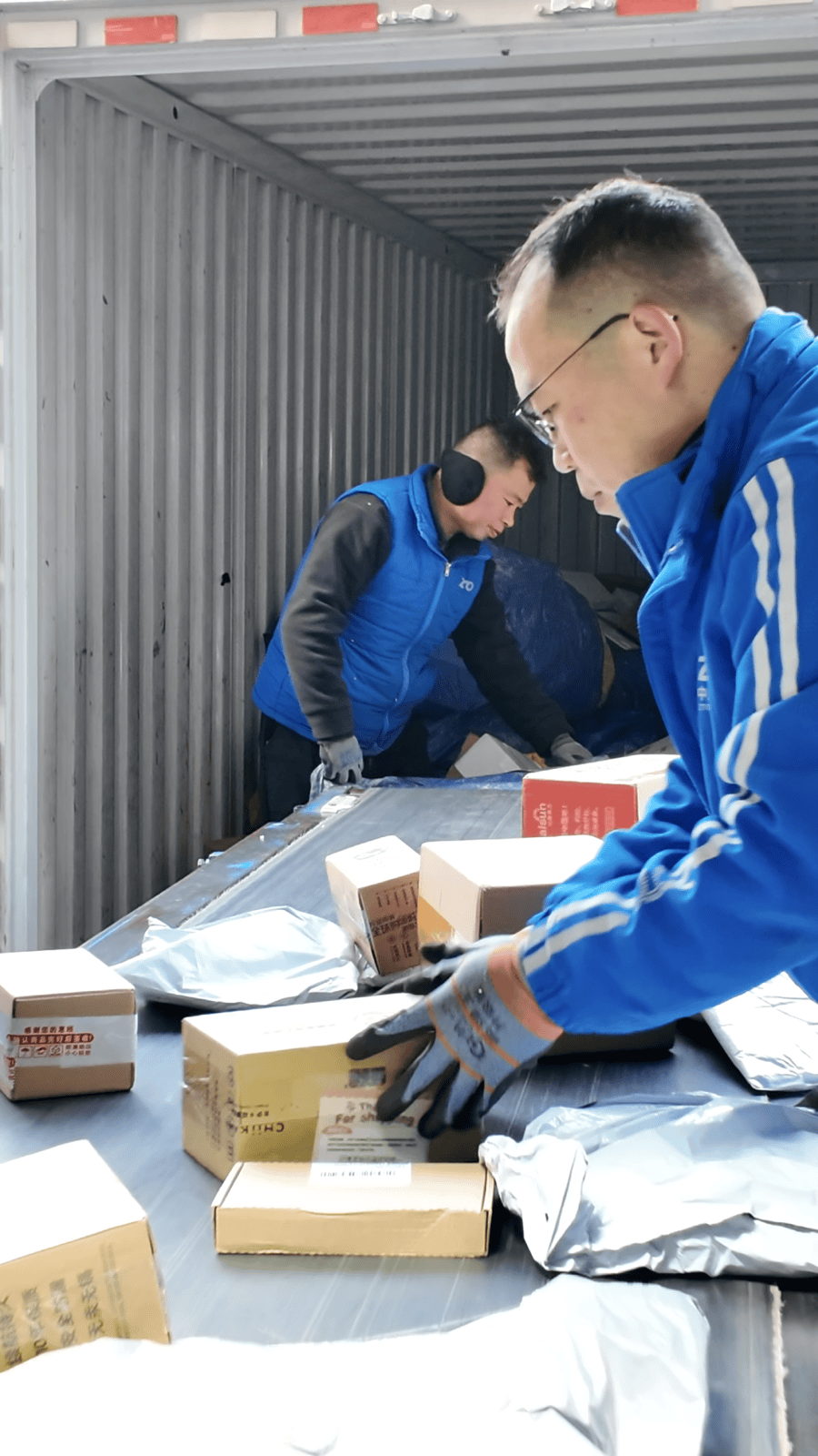 快遞小哥一包40斤起步：載著千里之外團(tuán)圓的盼頭