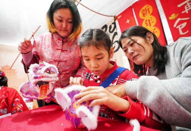 去圖書(shū)館、書(shū)店、廟會(huì)、市集“閱啟新春”，北京年味書(shū)香濃
