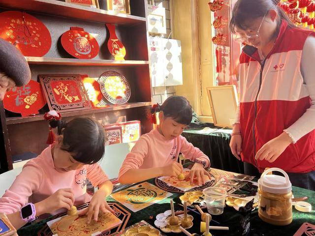 去圖書(shū)館、書(shū)店、廟會(huì)、市集“閱啟新春”，北京年味書(shū)香濃