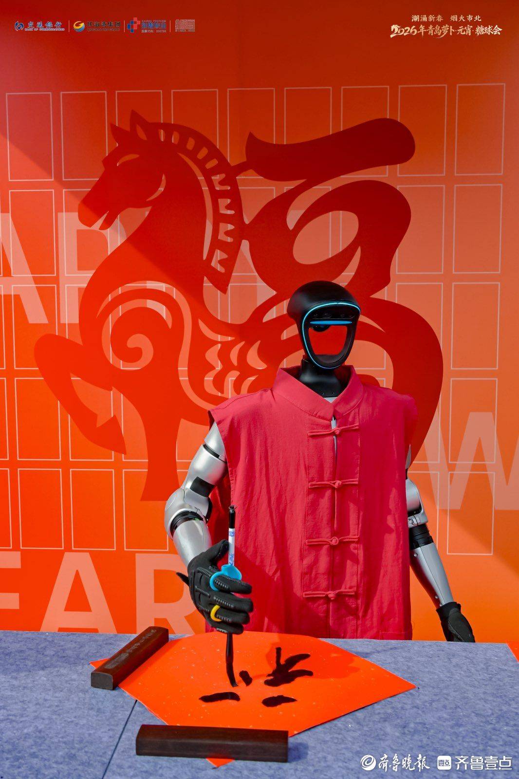 指尖躍動(dòng)“科技紅” ，大鮑島機(jī)器人寫福成糖球會(huì)新晉頂流