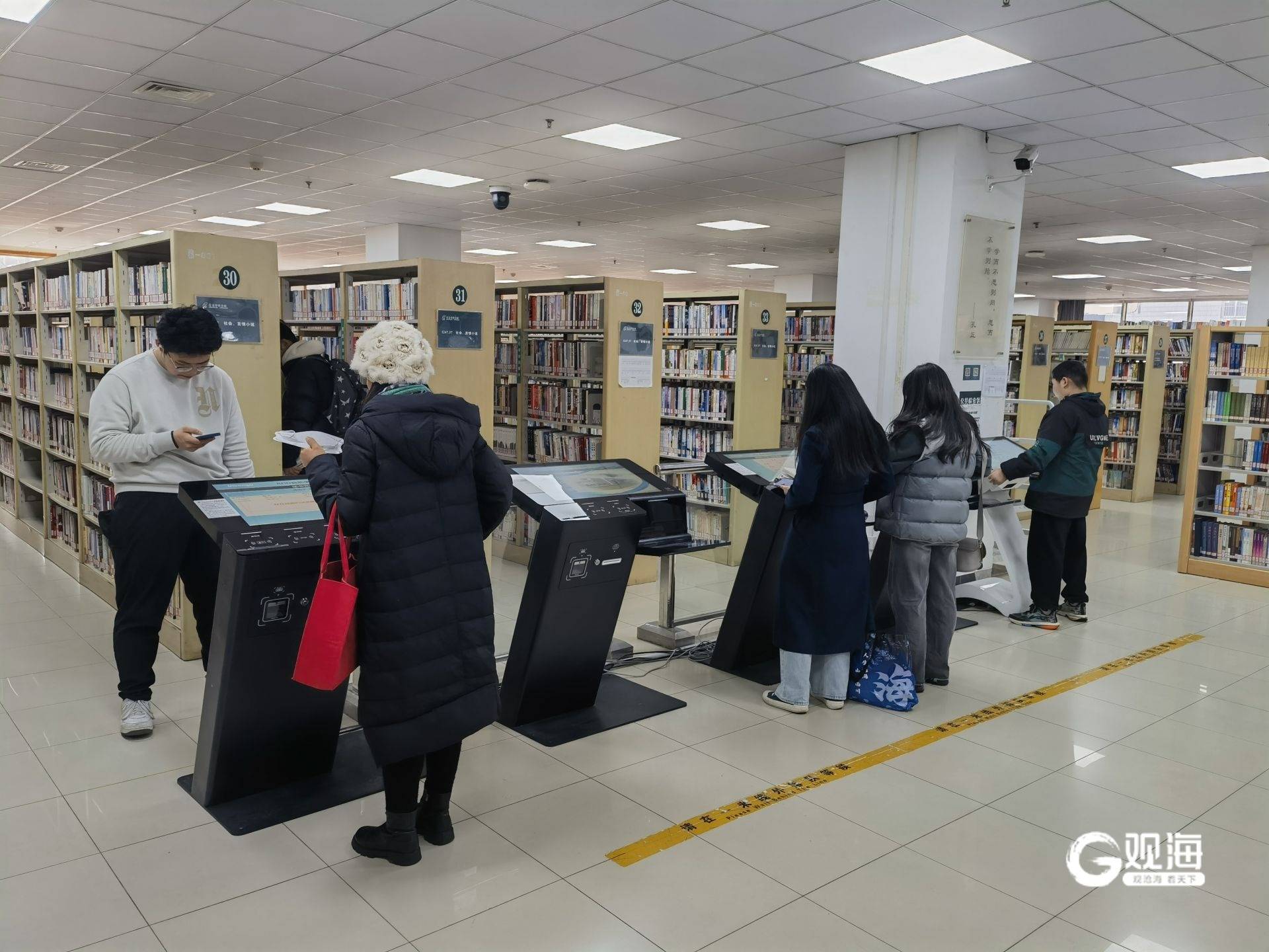 圖書館里，青島市民讀者“充電”迎新春