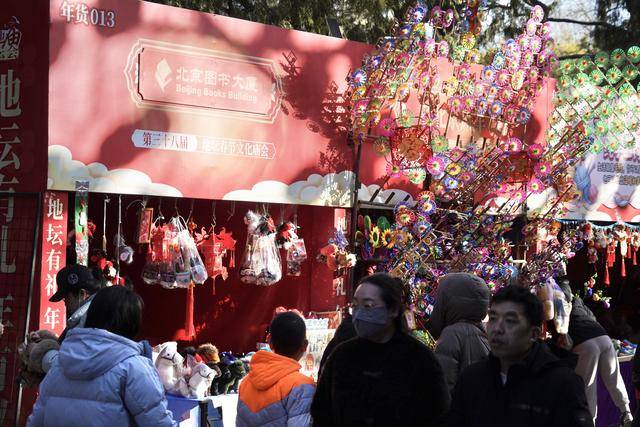 去圖書(shū)館、書(shū)店、廟會(huì)、市集“閱啟新春”，北京年味書(shū)香濃