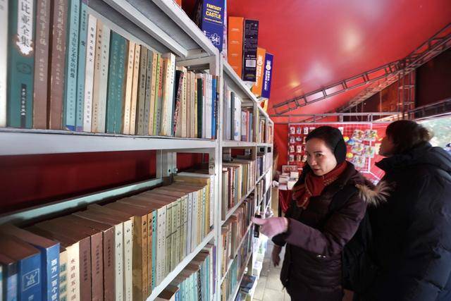 去圖書(shū)館、書(shū)店、廟會(huì)、市集“閱啟新春”，北京年味書(shū)香濃