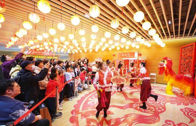 去圖書(shū)館、書(shū)店、廟會(huì)、市集“閱啟新春”，北京年味書(shū)香濃