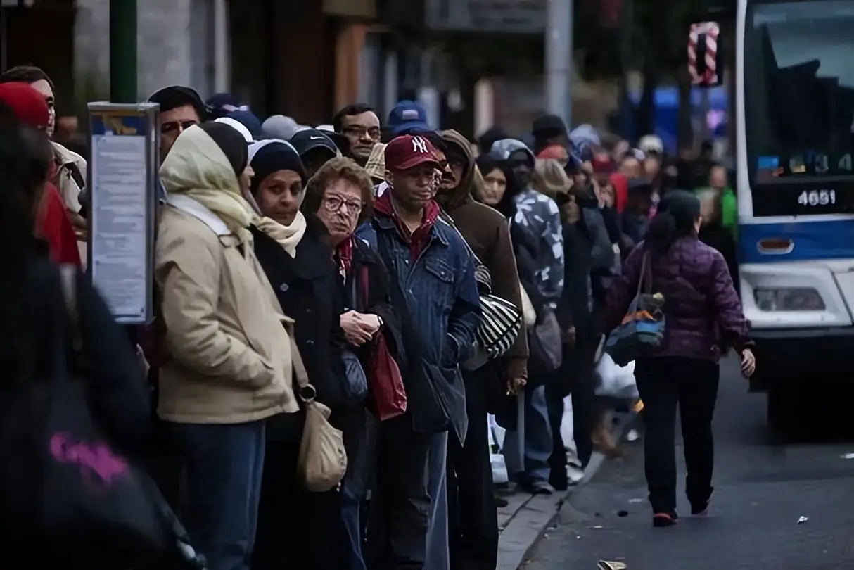 原創(chuàng)美國那么亂，富豪為何不移民東方？明明治安更好，背后真相太現(xiàn)實(shí)