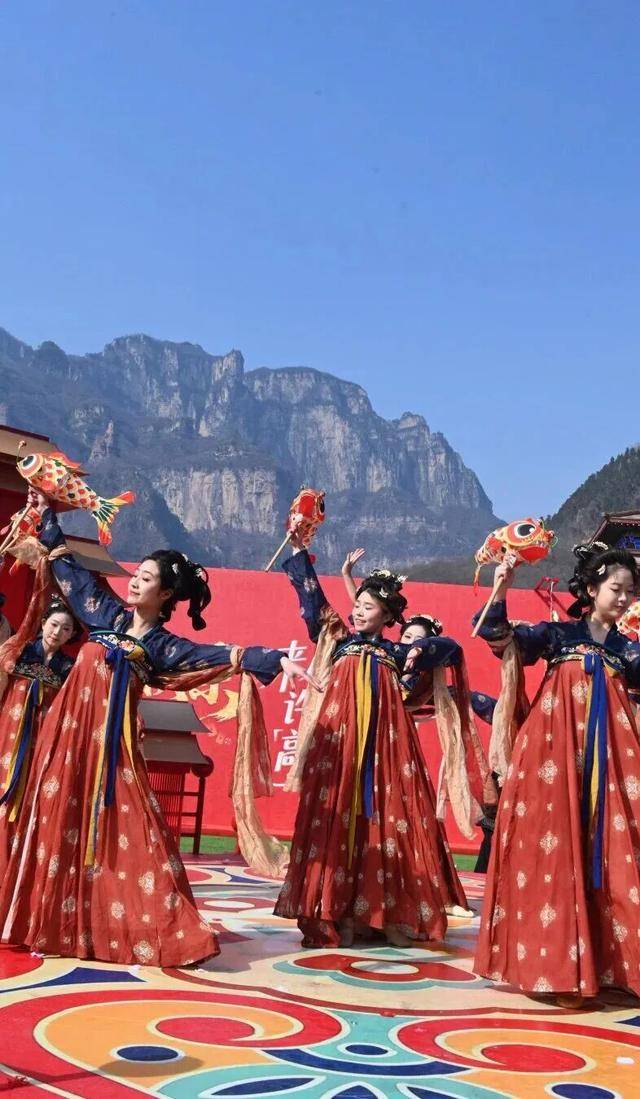 “民俗+科技”王炸組合，新鄉(xiāng)八里溝免費送票，邀你日夜連嗨鬧新春 | 春節(jié)象哪兒玩