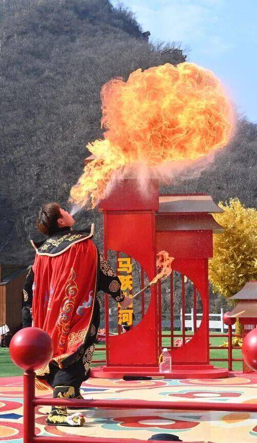 “民俗+科技”王炸組合，新鄉(xiāng)八里溝免費送票，邀你日夜連嗨鬧新春 | 春節(jié)象哪兒玩