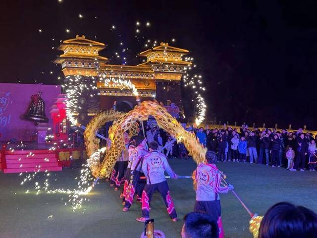 “民俗+科技”王炸組合，新鄉(xiāng)八里溝免費送票，邀你日夜連嗨鬧新春 | 春節(jié)象哪兒玩