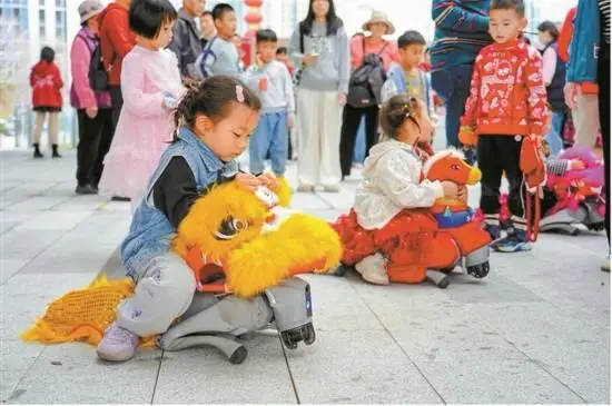 機器人空降深圳灣區(qū)之眼 科技年味拉滿