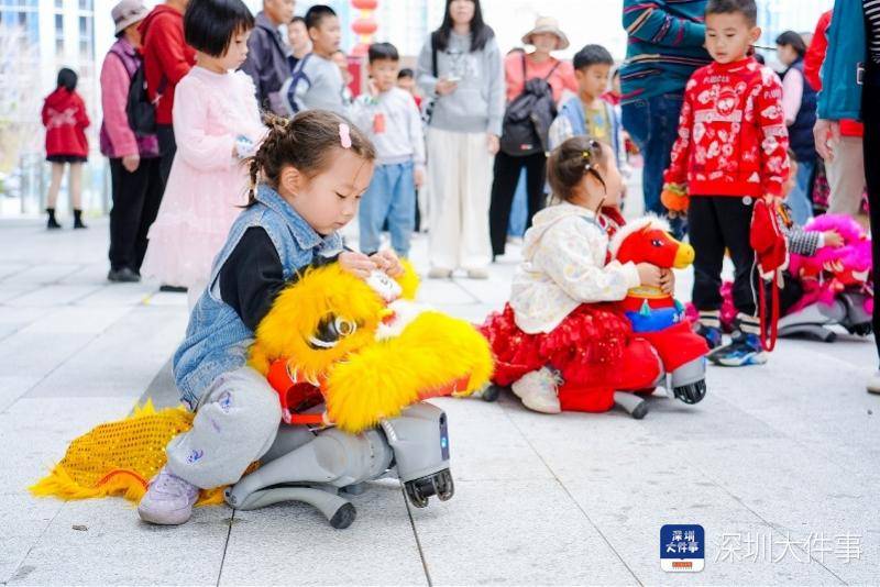 用科技烘托年味兒，春晚同款機(jī)器人空降灣區(qū)之眼