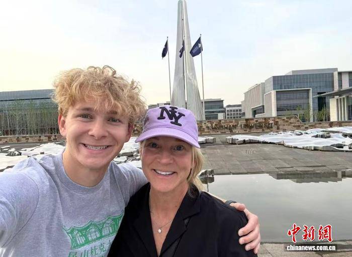 美國(guó)留學(xué)生樂樂：在中國(guó)，與世界“同窗”