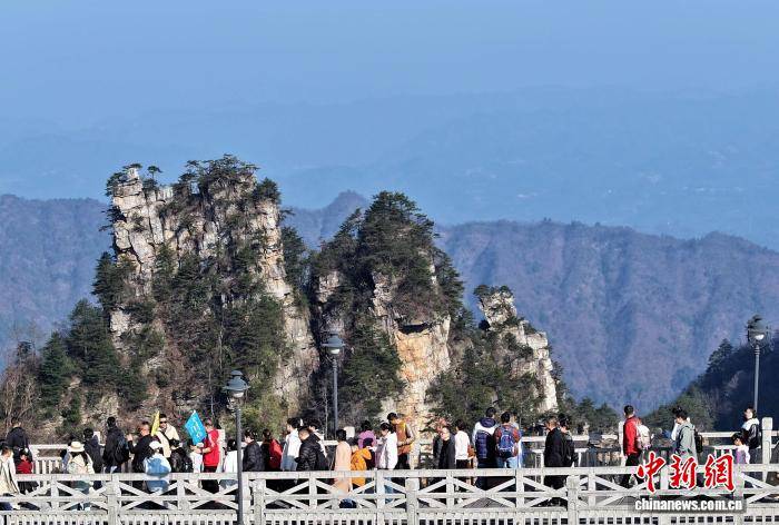 湖南張家界旅游市場(chǎng)持續(xù)火熱 各景區(qū)游人如織