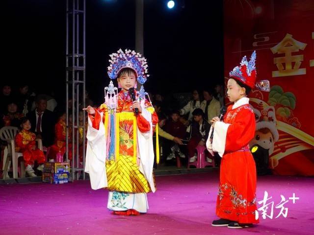 “00后”大學(xué)生回鄉(xiāng)接棒辦“村晚”