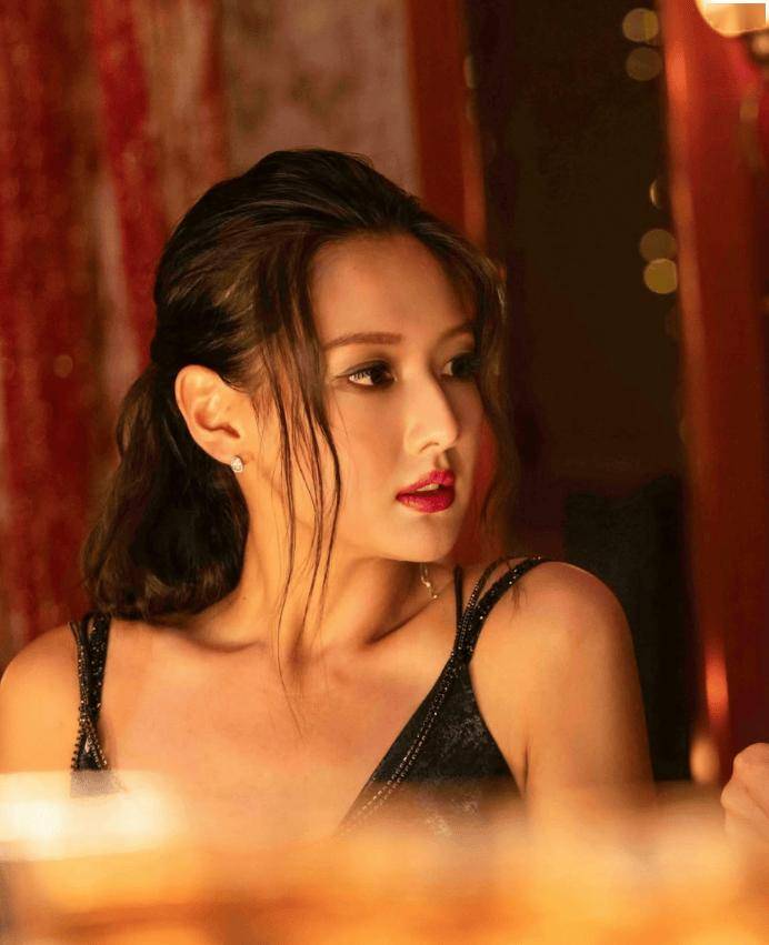 香港混血女星演夜總會(huì)公關(guān)小姐！被贊顏值天花板！中學(xué)時(shí)體重高達(dá)170斤