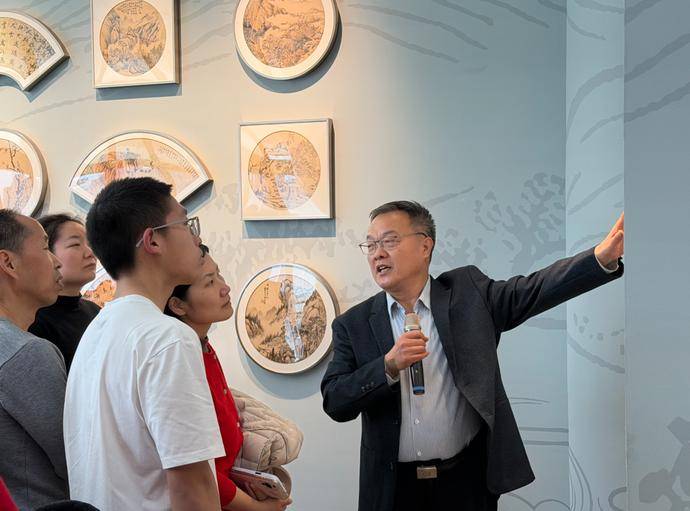 名家?guī)憧凑褂[ 圖書館里藏“扇韻”