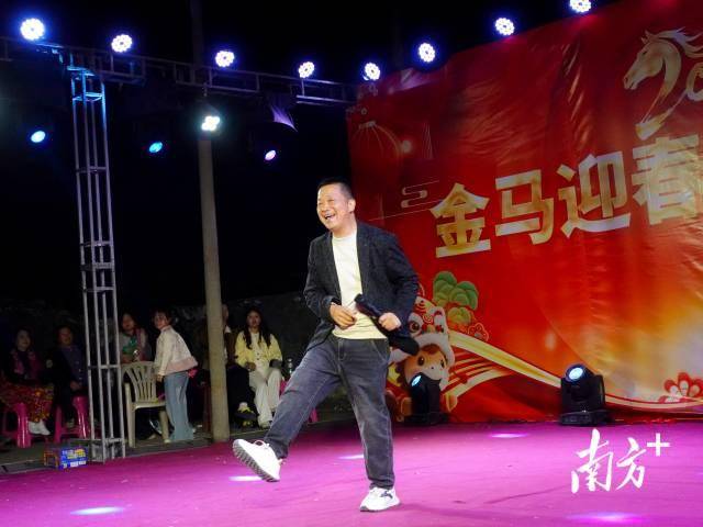 時代的年味｜“00后”大學(xué)生回鄉(xiāng)接棒辦“村晚”