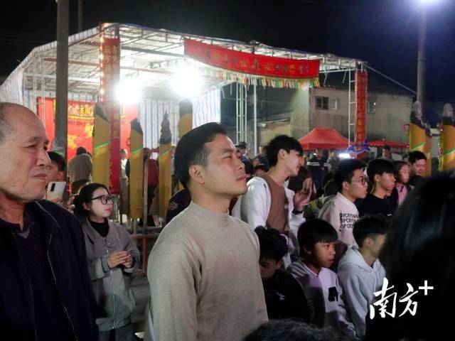 時代的年味｜“00后”大學(xué)生回鄉(xiāng)接棒辦“村晚”