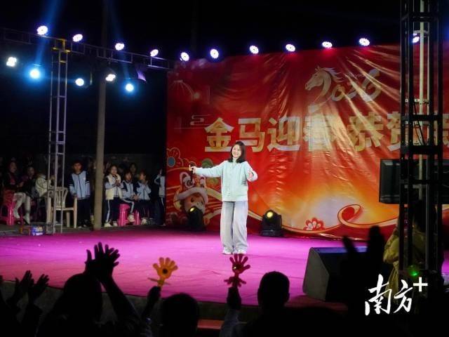 “00后”大學(xué)生回鄉(xiāng)接棒辦“村晚”