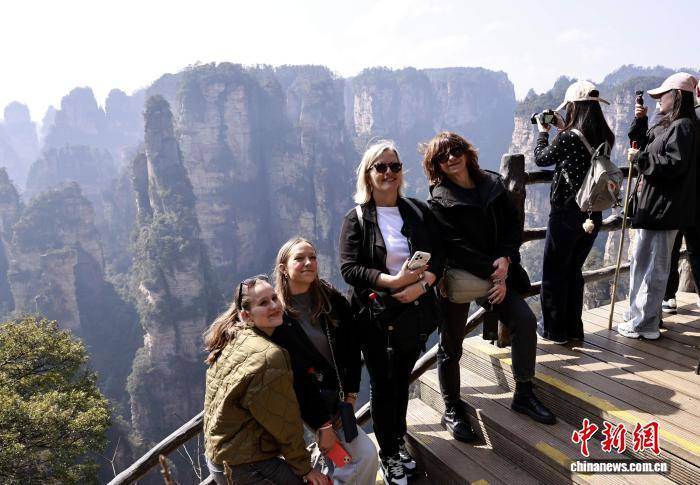 湖南張家界旅游市場持續(xù)火熱 各景區(qū)游人如織