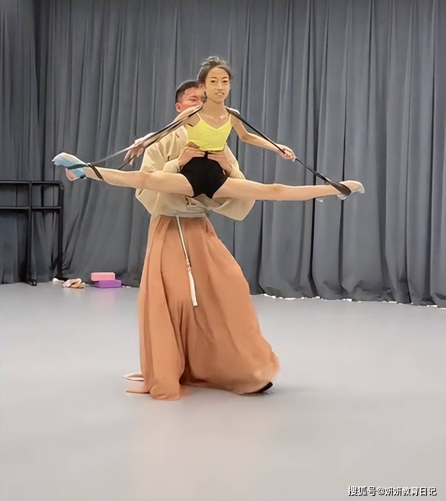 原創(chuàng)“家長(zhǎng)好狠心，閨女都脫相了”，舞蹈生骨瘦如柴，網(wǎng)友：意義何在