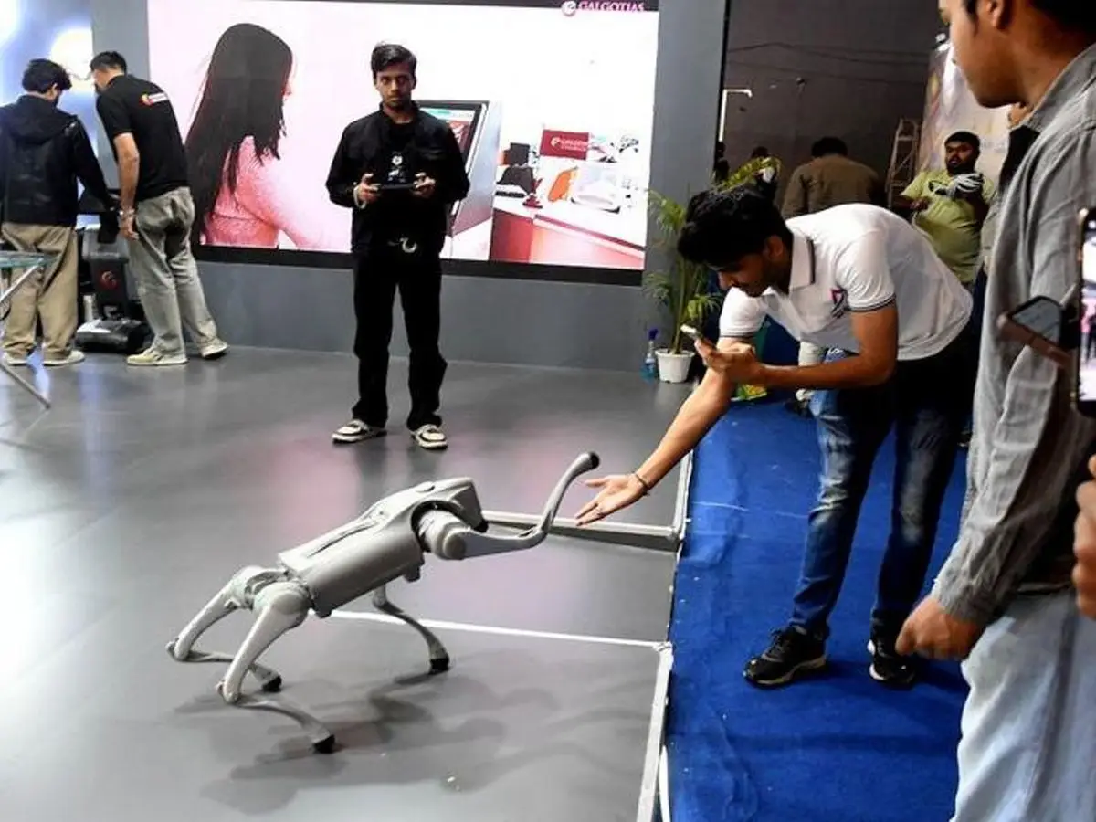 原創(chuàng)印度AI峰會上造假實錘，大學(xué)買中國機(jī)器狗冒充自研，部長急刪帖