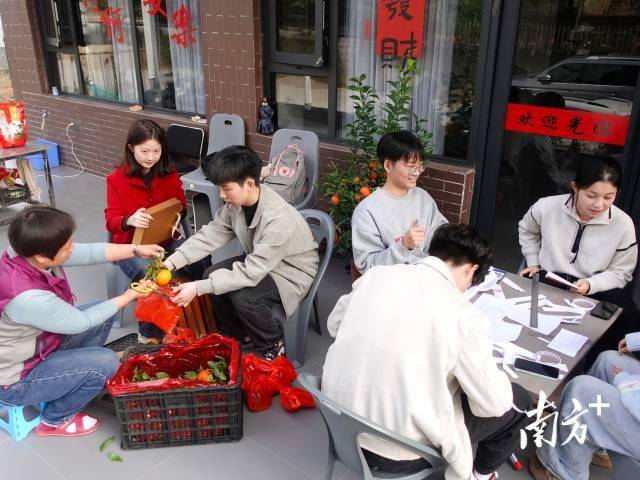 時代的年味｜“00后”大學(xué)生回鄉(xiāng)接棒辦“村晚”