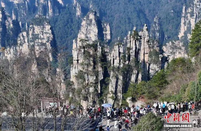 湖南張家界旅游市場持續(xù)火熱 各景區(qū)游人如織