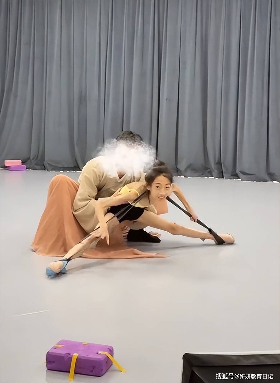 原創(chuàng)“家長(zhǎng)好狠心，閨女都脫相了”，舞蹈生骨瘦如柴，網(wǎng)友：意義何在