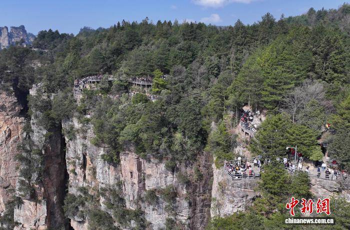 湖南張家界旅游市場持續(xù)火熱 各景區(qū)游人如織