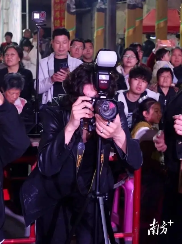 時代的年味｜“00后”大學(xué)生回鄉(xiāng)接棒辦“村晚”