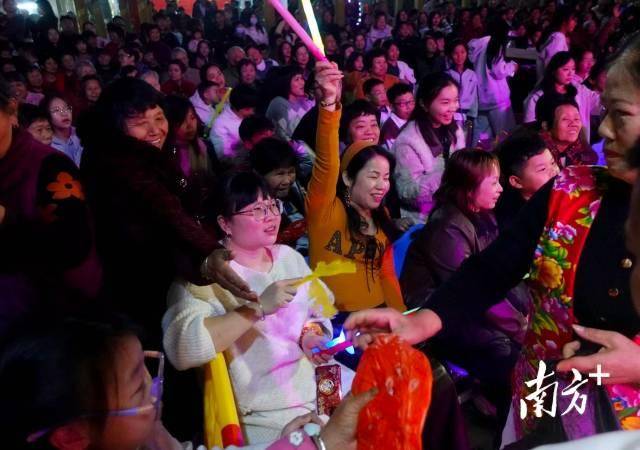 時代的年味｜“00后”大學(xué)生回鄉(xiāng)接棒辦“村晚”