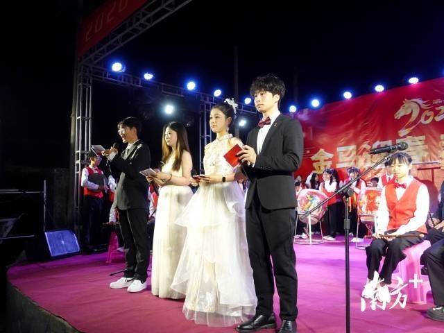 “00后”大學(xué)生回鄉(xiāng)接棒辦“村晚”