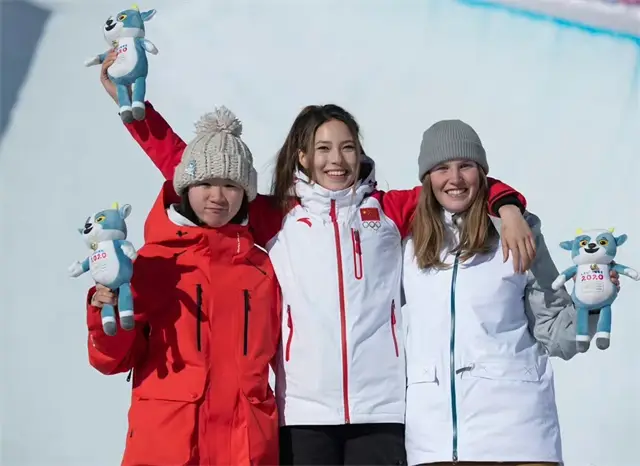 原創(chuàng)央視男主持惹爭(zhēng)議！采訪谷愛凌挨罵，網(wǎng)友批評(píng)他冷漠且不尊重女性