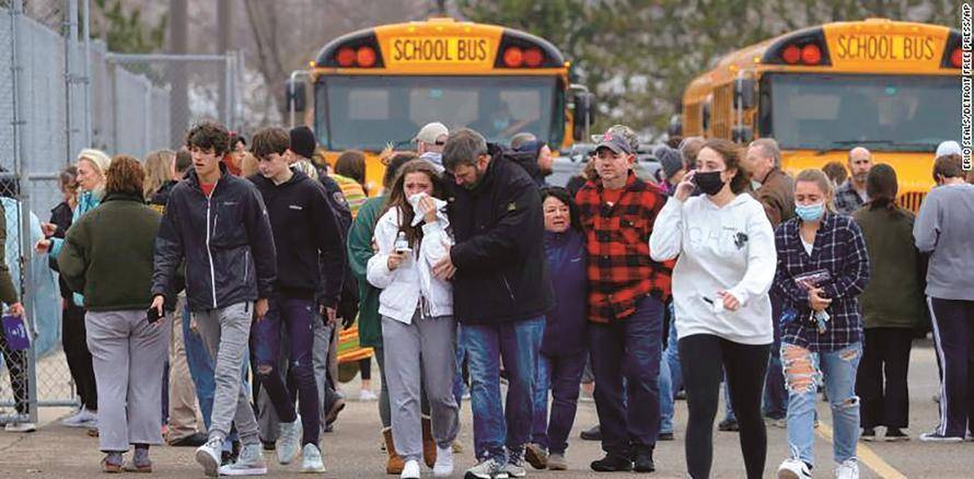 原創(chuàng)美女槍手掃射小學，俄高官稱不再挽救，美國分裂如何更快？