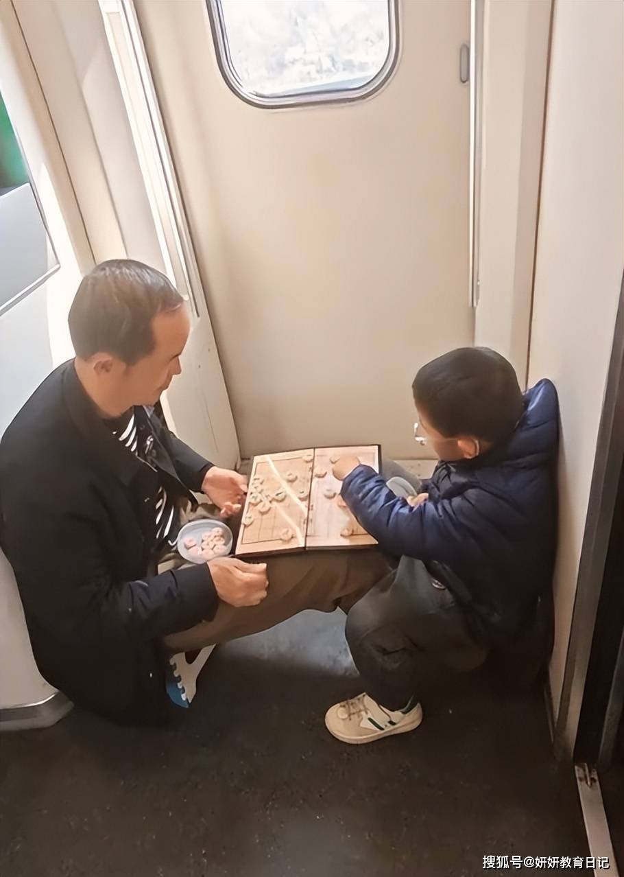 原創(chuàng)一段高鐵上“高逼格帶娃”視頻，引來(lái)9.2w人嘲笑，教育不是做做樣子