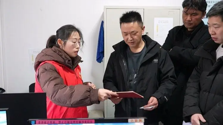 春節(jié)返鄉(xiāng)補(bǔ)辦房產(chǎn)證的多了 便民服務(wù)讓“紅本本”速達(dá)