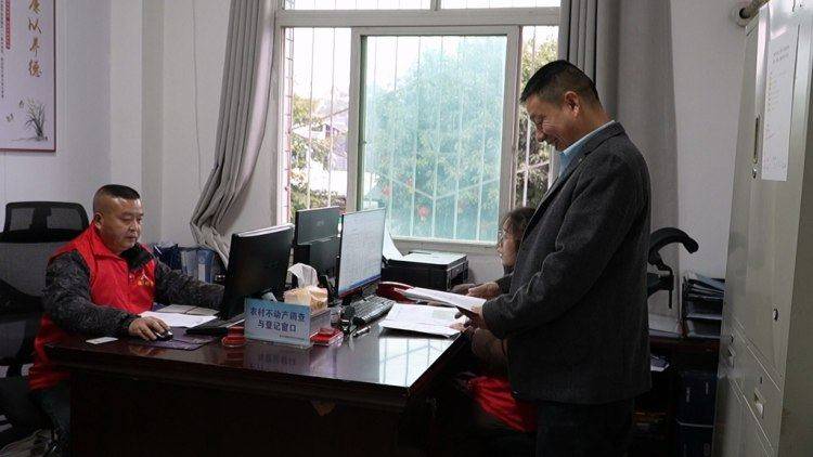 春節(jié)返鄉(xiāng)補(bǔ)辦房產(chǎn)證的多了 便民服務(wù)讓“紅本本”速達(dá)