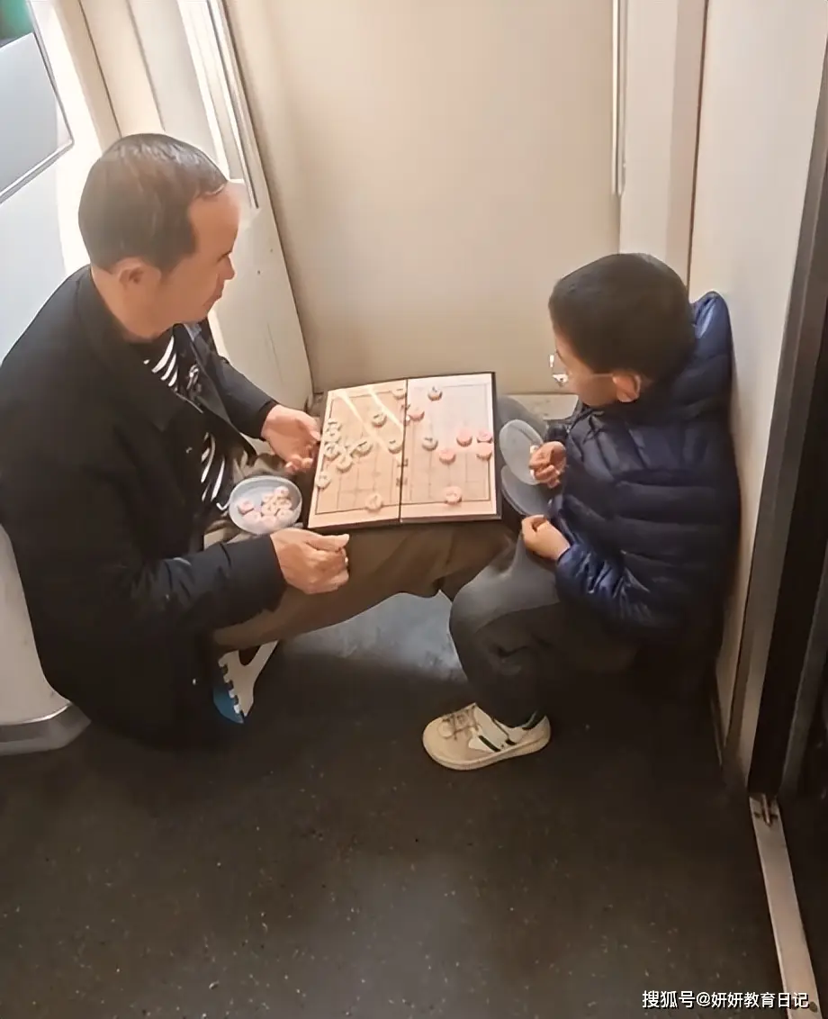原創(chuàng)一段高鐵上“高逼格帶娃”視頻，引來(lái)9.2w人嘲笑，教育不是做做樣子