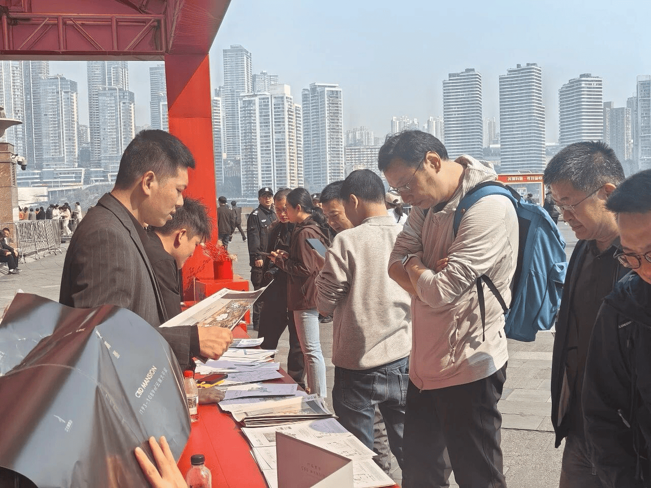 旅游看房?jī)刹徽` 外地來(lái)渝市民看好重慶樓市