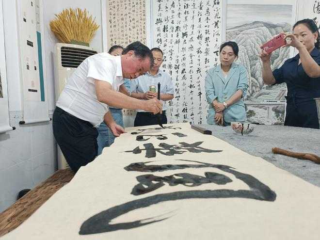 扎根人民 書(shū)法“五進(jìn)”——曾昭才先生的藝術(shù)堅(jiān)守與人民情懷