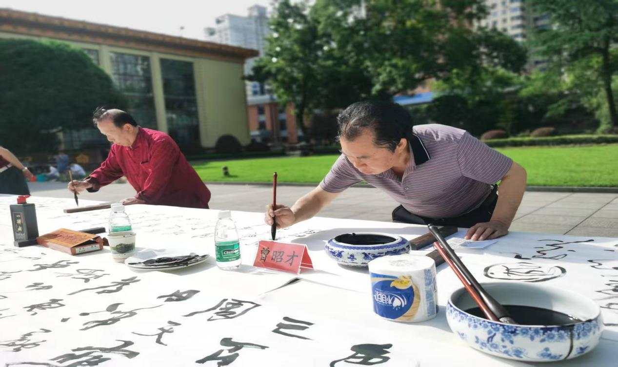 扎根人民 書(shū)法“五進(jìn)”——曾昭才先生的藝術(shù)堅(jiān)守與人民情懷